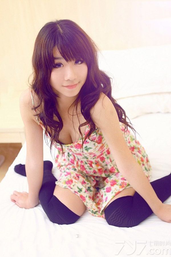 俏皮活泼的可爱美女本就让宅男非常心动，在穿着性感睡衣展示另外一面的迷人魅力，更让人无法抗拒。特别是上演了一场性感的内里真空性感秀，无法抵挡的致命气息令人震撼不已，分享一组可爱少女性感睡衣写真图片，看上演诱人真空画面秀诱惑美胸。