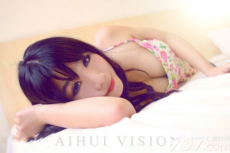 俏皮活泼的可爱美女本就让宅男非常心动，在穿着性感睡衣展示另外一面的迷人魅力，更让人无法抗拒。特别是上演了一场性感的内里真空性感秀，无法抵挡的致命气息令人震撼不已，分享一组可爱少女性感睡衣写真图片，看上演诱人真空画面秀诱惑美胸。