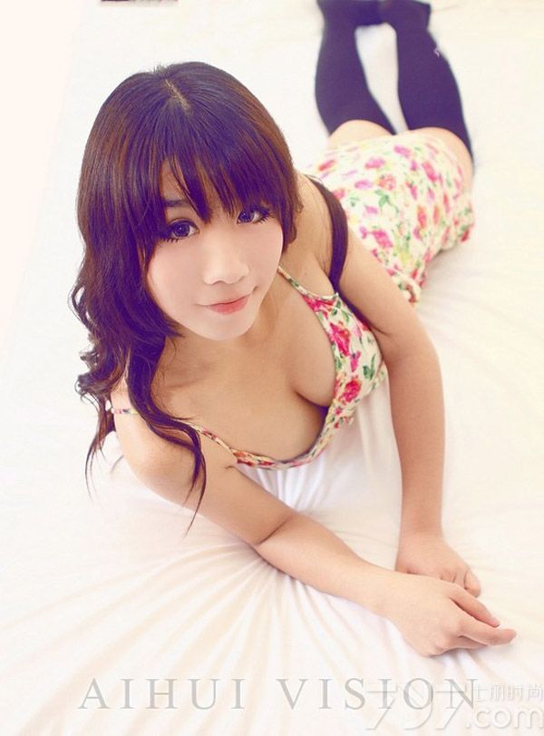 俏皮活泼的可爱美女本就让宅男非常心动，在穿着性感睡衣展示另外一面的迷人魅力，更让人无法抗拒。特别是上演了一场性感的内里真空性感秀，无法抵挡的致命气息令人震撼不已，分享一组可爱少女性感睡衣写真图片，看上演诱人真空画面秀诱惑美胸。