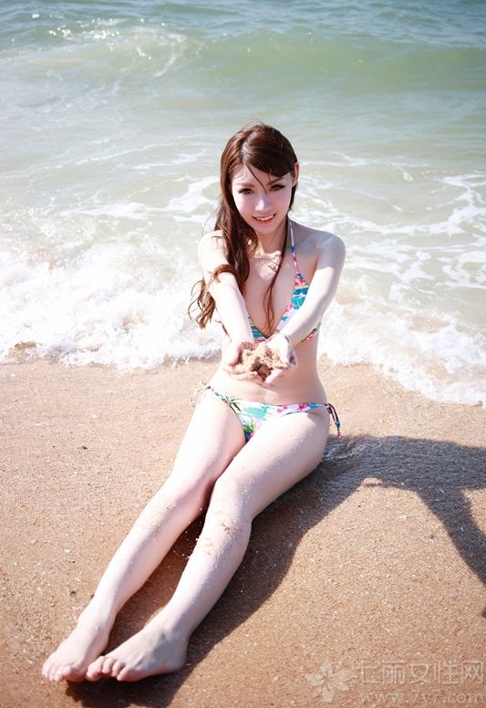 穿着性感泳装的诱人美女，在沙滩上展示迷人的性感身材，白皙娇嫩肌肤以及傲人美胸都是诱人的焦点，甜美容颜以及迷人的微笑让宅男们大爆眼球，湿身的画面以及性感大长腿散发出致命的气息，分享一组泳装美女性感湿身写真，看丰满美胸图片释放致命幻想。