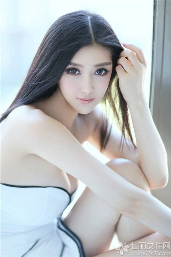 长相清纯靓丽，身材又火辣十足相信是每个女生的梦想，下面为大家分享一组天下第一清纯美女私房诱惑图片，清秀的面庞，精致的五官，白皙的肌肤，还有那令人羡慕的双峰，简直让人无法抵挡。