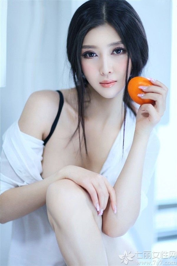 长相清纯靓丽，身材又火辣十足相信是每个女生的梦想，下面为大家分享一组天下第一清纯美女私房诱惑图片，清秀的面庞，精致的五官，白皙的肌肤，还有那令人羡慕的双峰，简直让人无法抵挡。