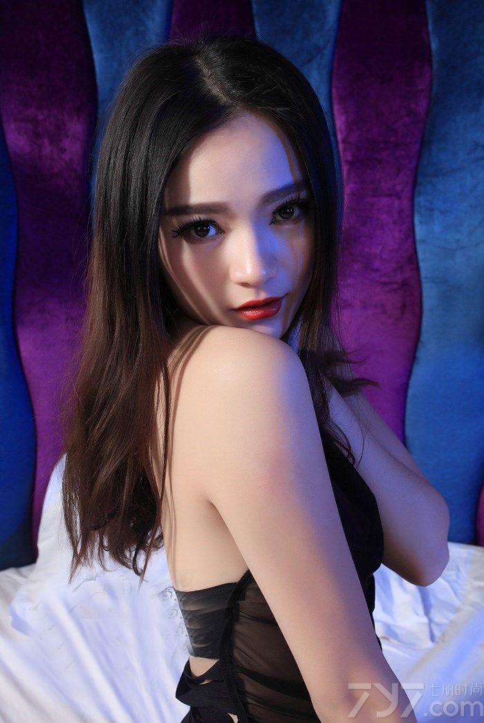 能称得上极品的美女可见非同一般，下面为大家分享的这组美女模特诱惑私房照，不仅长相精致漂亮，身材也是极好的，白皙光滑的肌肤吹弹可破，丰胸翘臀在黑色透视上衣的映衬下最具诱惑力。