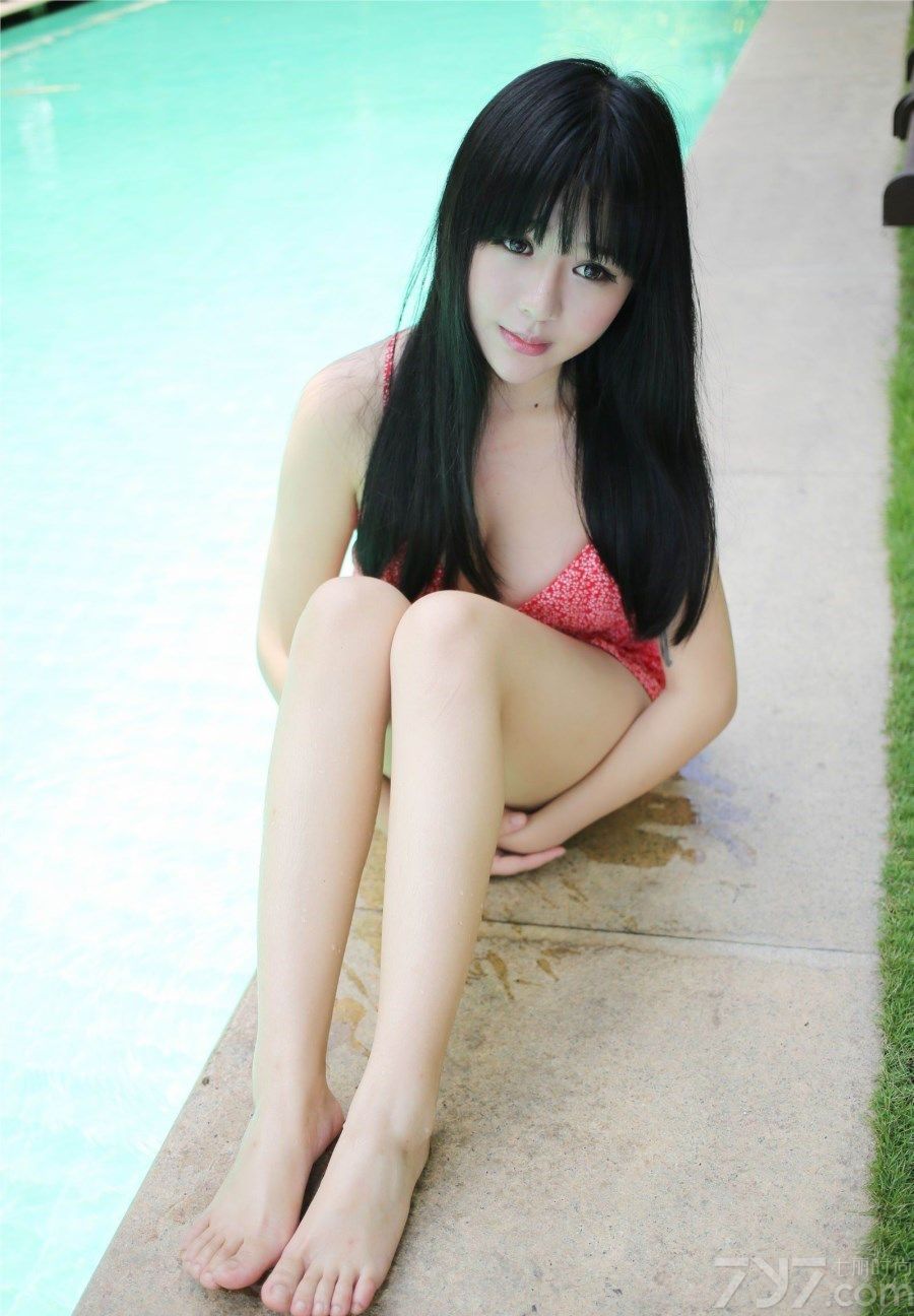 今天分享的这组漂亮美女写真图片，在着清纯可爱的面容，大大的眼睛炯炯有神，同时也有着让所有人都羡慕的好身材，印花V领小吊带，露出白皙双峰及迷人美腿，让宅男们离不开眼。