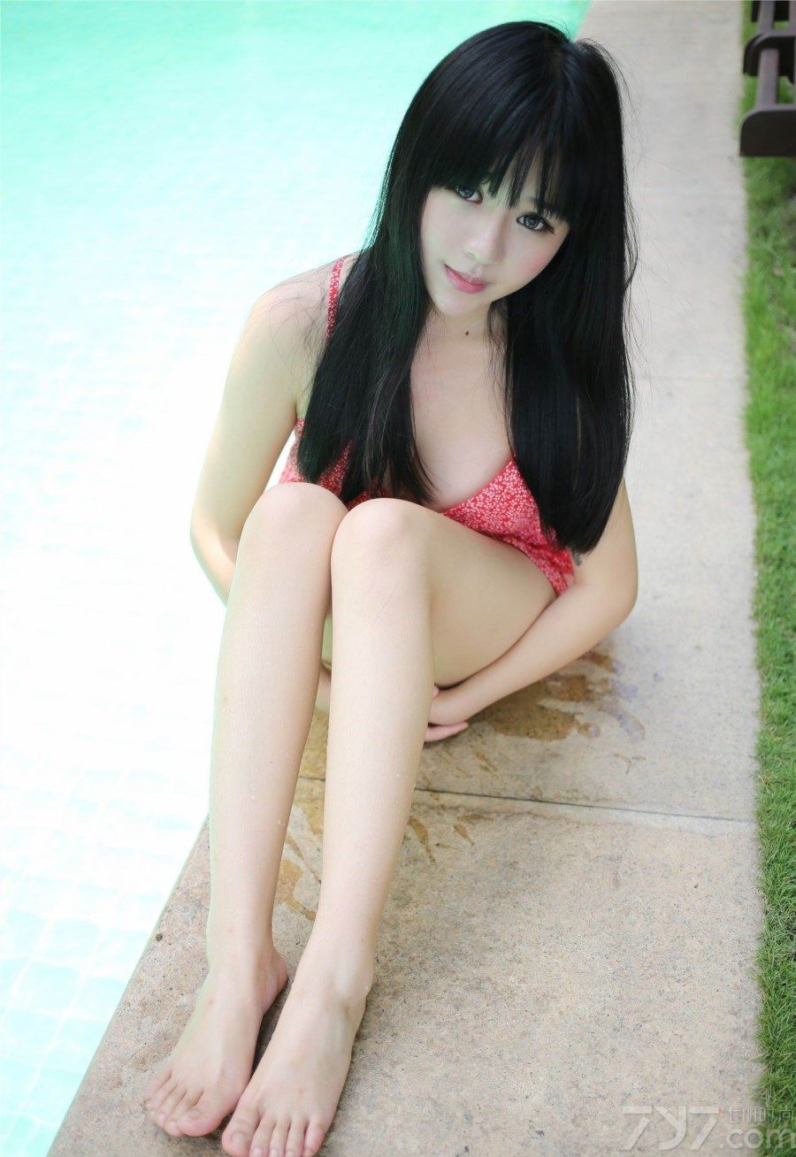 今天分享的这组漂亮美女写真图片，在着清纯可爱的面容，大大的眼睛炯炯有神，同时也有着让所有人都羡慕的好身材，印花V领小吊带，露出白皙双峰及迷人美腿，让宅男们离不开眼。