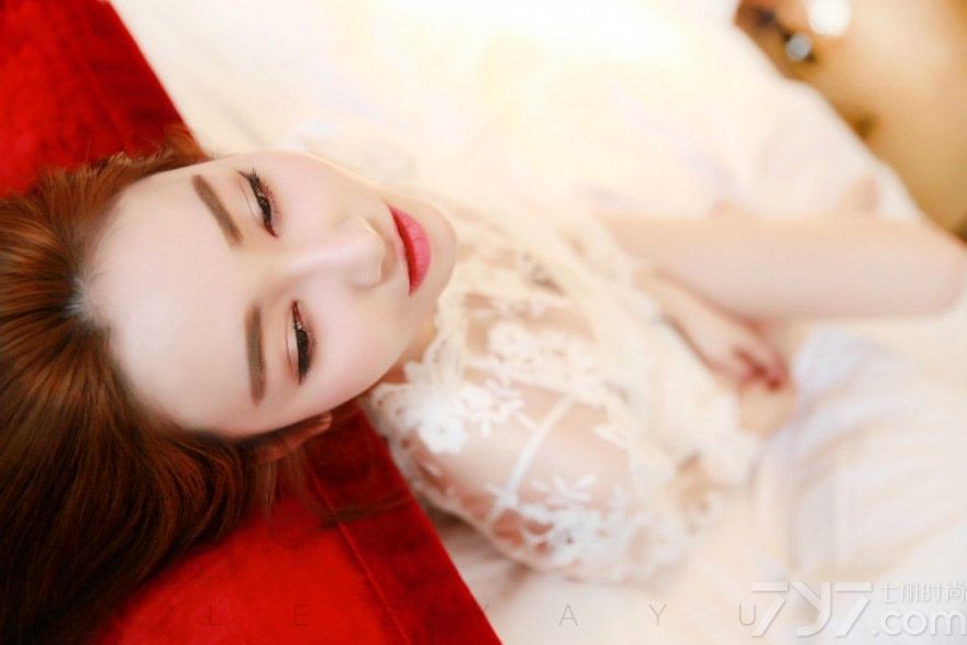 金发美女茜子的性感床上写真，不仅是性感身材成为焦点，更多的是天使般的脸蛋更是吸引男性目光的焦点，白皙的肌肤穿着透视蕾丝服装，也无法遮挡住性感迷人身材，性感大长腿以及丰满美胸都是魅力的画面，分享一组金发美女茜子的性感床照，看狐狸般的魅力图片太诱人。