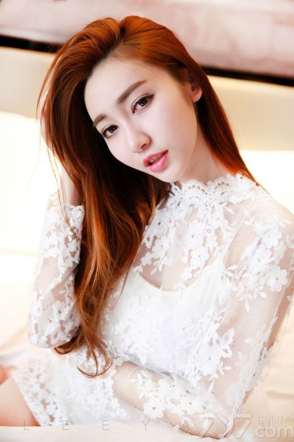 金发美女茜子的性感床上写真，不仅是性感身材成为焦点，更多的是天使般的脸蛋更是吸引男性目光的焦点，白皙的肌肤穿着透视蕾丝服装，也无法遮挡住性感迷人身材，性感大长腿以及丰满美胸都是魅力的画面，分享一组金发美女茜子的性感床照，看狐狸般的魅力图片太诱人。