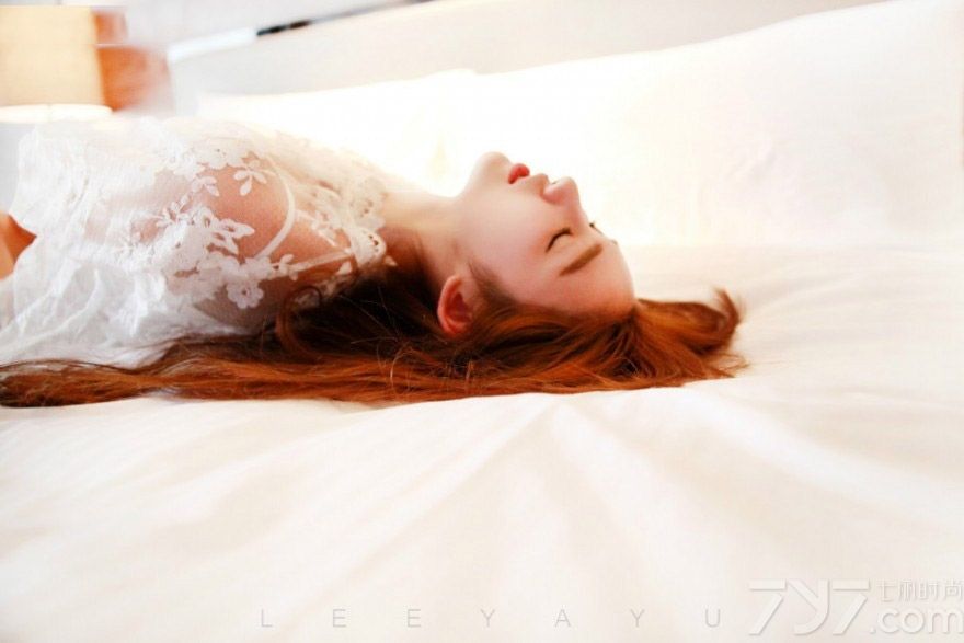 金发美女茜子的性感床上写真，不仅是性感身材成为焦点，更多的是天使般的脸蛋更是吸引男性目光的焦点，白皙的肌肤穿着透视蕾丝服装，也无法遮挡住性感迷人身材，性感大长腿以及丰满美胸都是魅力的画面，分享一组金发美女茜子的性感床照，看狐狸般的魅力图片太诱人。