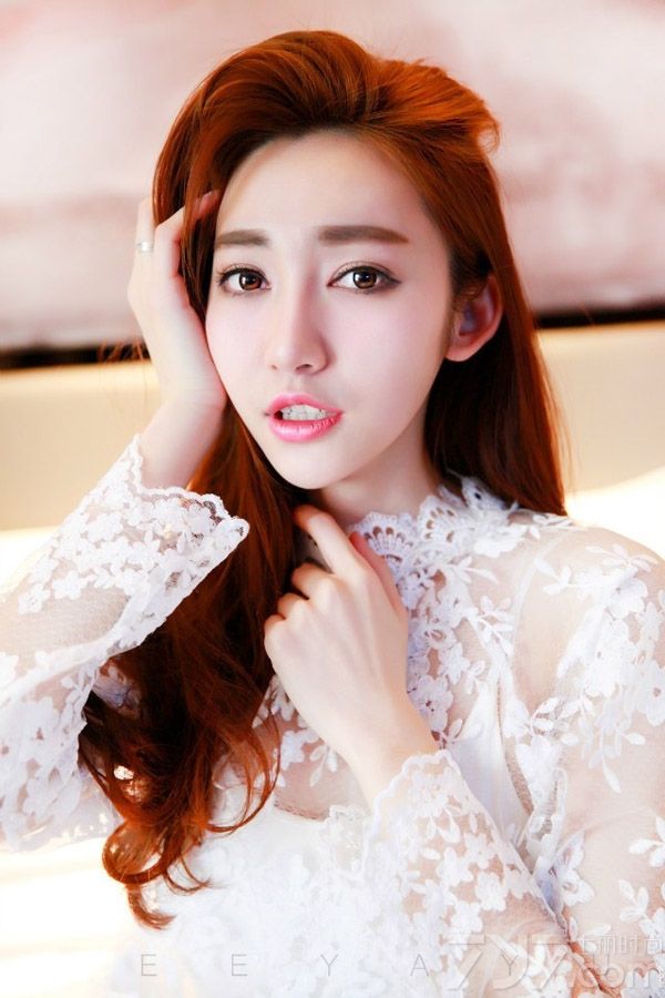 金发美女茜子的性感床上写真，不仅是性感身材成为焦点，更多的是天使般的脸蛋更是吸引男性目光的焦点，白皙的肌肤穿着透视蕾丝服装，也无法遮挡住性感迷人身材，性感大长腿以及丰满美胸都是魅力的画面，分享一组金发美女茜子的性感床照，看狐狸般的魅力图片太诱人。