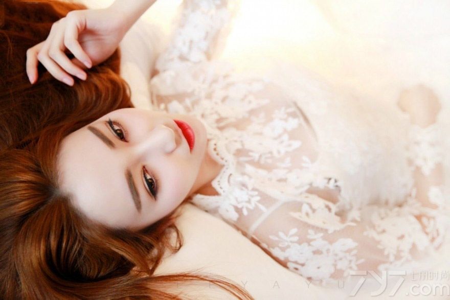 金发美女茜子的性感床上写真，不仅是性感身材成为焦点，更多的是天使般的脸蛋更是吸引男性目光的焦点，白皙的肌肤穿着透视蕾丝服装，也无法遮挡住性感迷人身材，性感大长腿以及丰满美胸都是魅力的画面，分享一组金发美女茜子的性感床照，看狐狸般的魅力图片太诱人。