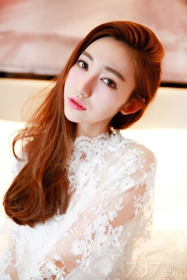 金发美女茜子的性感床上写真，不仅是性感身材成为焦点，更多的是天使般的脸蛋更是吸引男性目光的焦点，白皙的肌肤穿着透视蕾丝服装，也无法遮挡住性感迷人身材，性感大长腿以及丰满美胸都是魅力的画面，分享一组金发美女茜子的性感床照，看狐狸般的魅力图片太诱人。