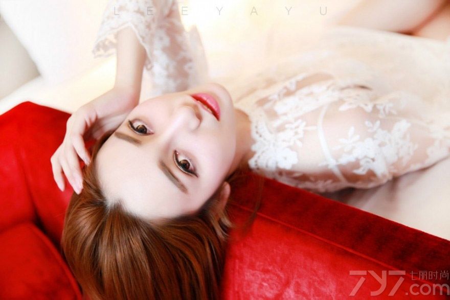 金发美女茜子的性感床上写真，不仅是性感身材成为焦点，更多的是天使般的脸蛋更是吸引男性目光的焦点，白皙的肌肤穿着透视蕾丝服装，也无法遮挡住性感迷人身材，性感大长腿以及丰满美胸都是魅力的画面，分享一组金发美女茜子的性感床照，看狐狸般的魅力图片太诱人。