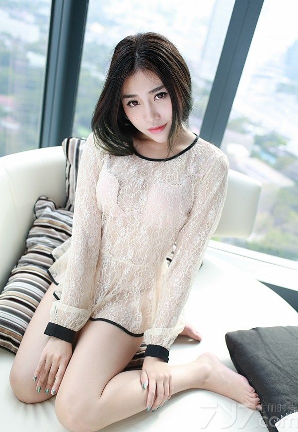 许诺，新生代性感模特美女，因为靓丽的长相与火辣的身材而受到广泛的关注。下面就为大家分享她的最新诱惑私房写真图，用丝袜、蕾丝或网纱等各种装饰，随便的遮身，若隐若现的露出丰胸与美腿，令人疯狂。