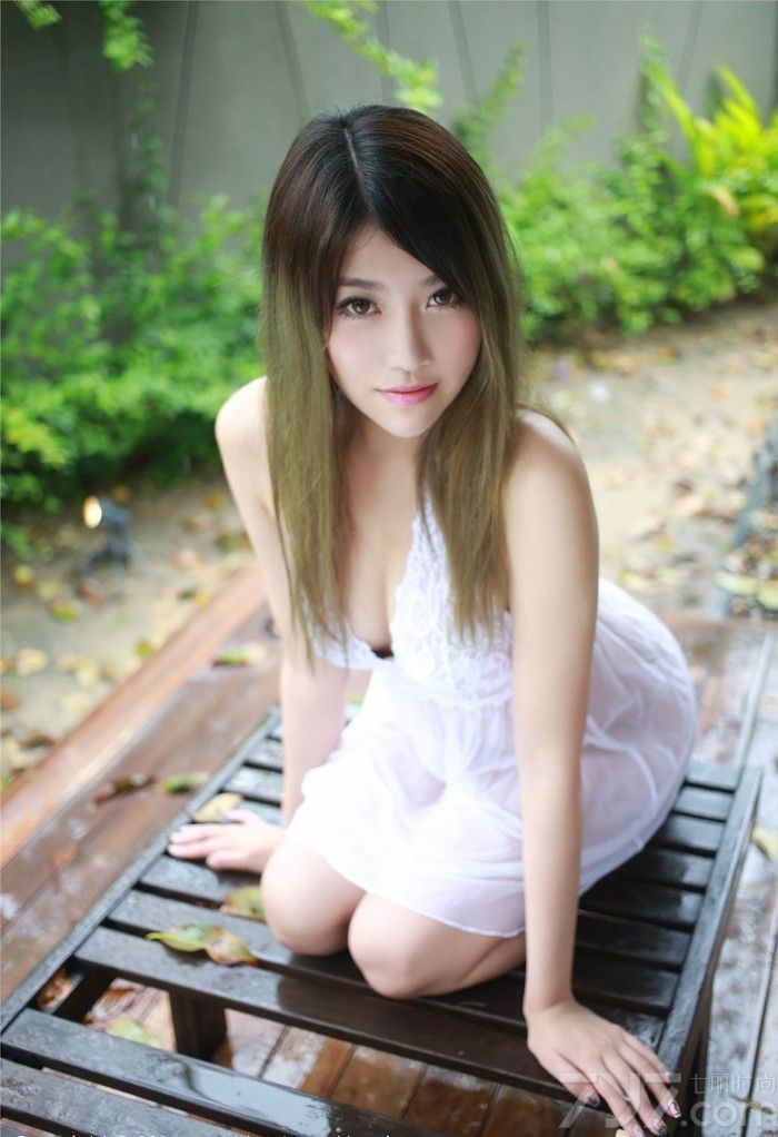 许诺，新生代性感模特美女，因为靓丽的长相与火辣的身材而受到广泛的关注。下面就为大家分享她的最新诱惑私房写真图，用丝袜、蕾丝或网纱等各种装饰，随便的遮身，若隐若现的露出丰胸与美腿，令人疯狂。