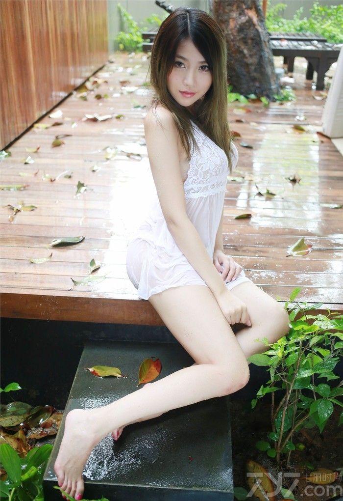 许诺，新生代性感模特美女，因为靓丽的长相与火辣的身材而受到广泛的关注。下面就为大家分享她的最新诱惑私房写真图，用丝袜、蕾丝或网纱等各种装饰，随便的遮身，若隐若现的露出丰胸与美腿，令人疯狂。