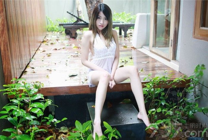 许诺，新生代性感模特美女，因为靓丽的长相与火辣的身材而受到广泛的关注。下面就为大家分享她的最新诱惑私房写真图，用丝袜、蕾丝或网纱等各种装饰，随便的遮身，若隐若现的露出丰胸与美腿，令人疯狂。