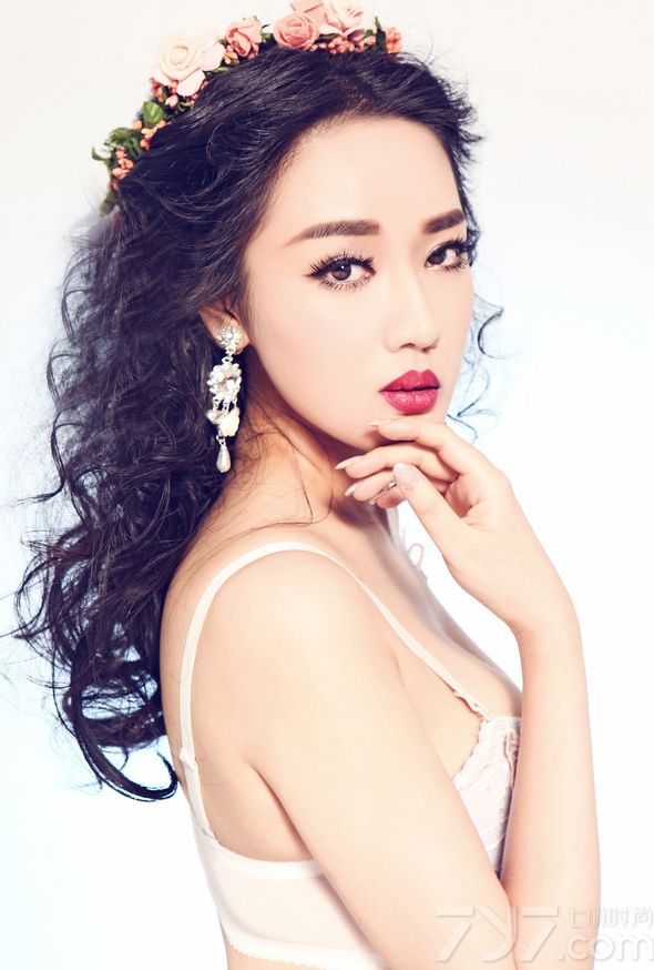 嫩模袒胸露乳魅惑写真图片，凹凸有致的完美身材，大胆上演美女诱惑。长发自然散落，慵懒随性，干净纯美的妆容与气质相得益彰，迷人的唇色更显娇嫩，时而露出暖心的笑容，甜美自然而不失性感。