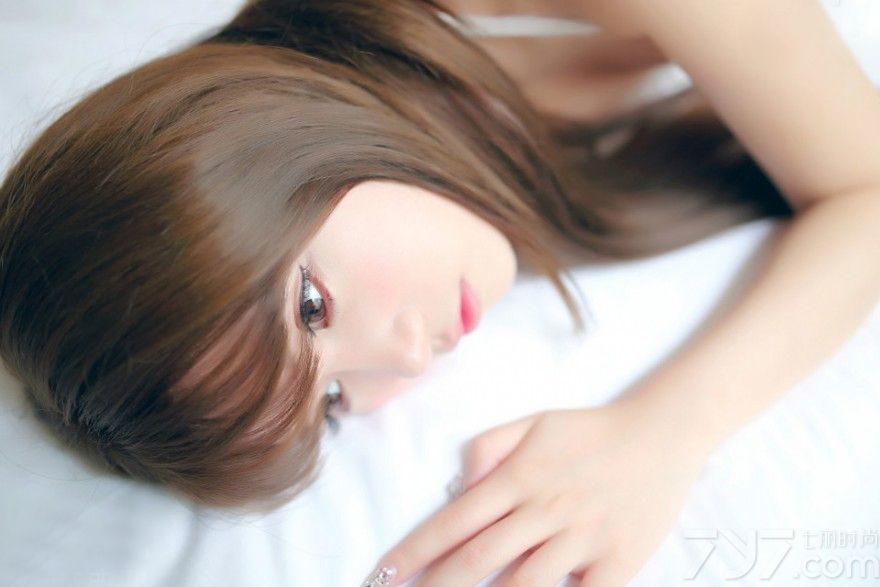 温柔漂亮的女生总是容易让人心动，下面为大家分享一组超具诱惑力的性感小妖精内衣私房写真，清纯的长相，粉嫩的肌肤，再加上火辣的身材，身穿白色蕾丝内衣套装，简直太诱人。