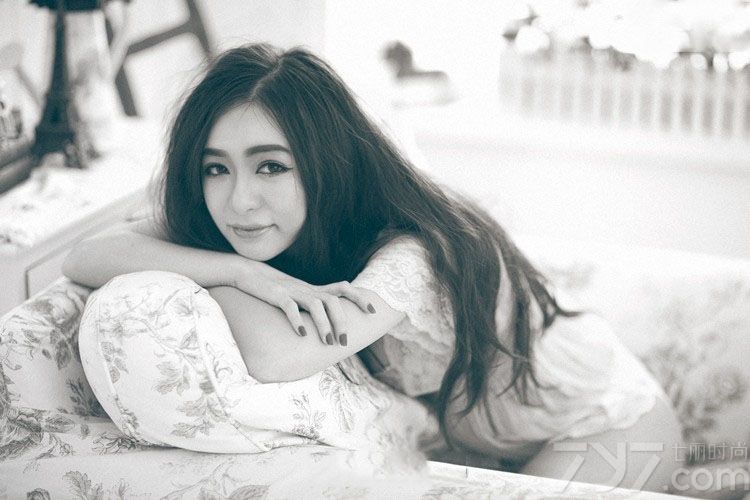 爱笑的女孩的运气不会太差，同样，爱笑的女孩也是最美的。这组爱笑的性感美女拍摄的闺房写真，充分展示了性感迷人的一面，穿着性感蕾丝睡衣，将傲人美胸以及迷人身材都凸显无疑，白皙肌肤更让人无法转移焦点。分享一组爱笑少女的性感闺房图片，迷人内衣写真引发迷人魅力。