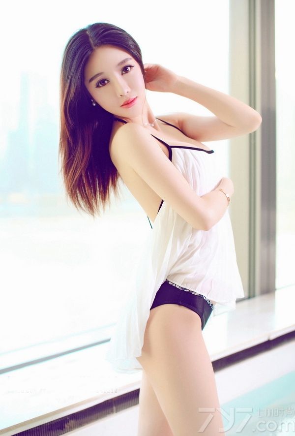 清纯美女总是格外的惹人注目一些，下面为大家带来天下第一美女私房写真图。靓丽的长相，清纯的外表，身材却是极好的，身穿吊带雪纺衫，露出白皙丰胸及粉嫩肌肤，让人忍不住要多看几眼。