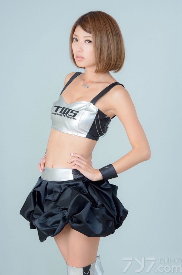 在宅男心中，日本美女一直占据着重要的位置，下面为大家分享一组超诱惑的赛车制服美女写真图，甜美的长相，配上波波头，时尚干练。身穿银黑制服，露出仙肩细腰与腿，搭配银色高筒靴，高挑诱人。