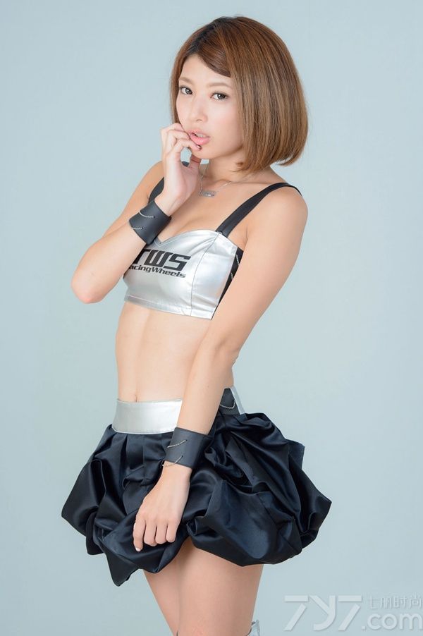 在宅男心中，日本美女一直占据着重要的位置，下面为大家分享一组超诱惑的赛车制服美女写真图，甜美的长相，配上波波头，时尚干练。身穿银黑制服，露出仙肩细腰与腿，搭配银色高筒靴，高挑诱人。