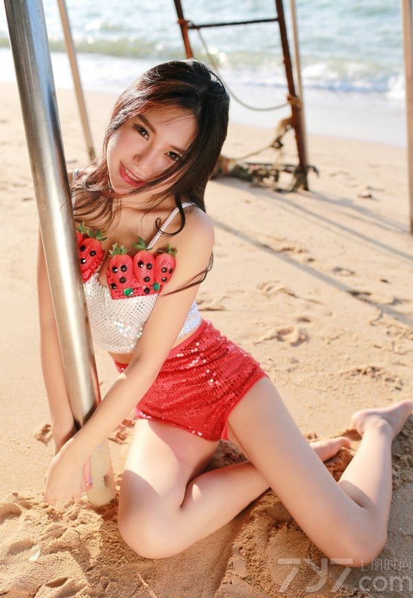 绮里嘉新生代模特美女，因甜美的长相与傲人的身材而受到广泛的关注。下面为大家带来她的最新诱惑写真照，无论是身穿情趣内衣还是比基尼，都抵挡不住她那丰胸美臀及美腿，引万人瞩目。