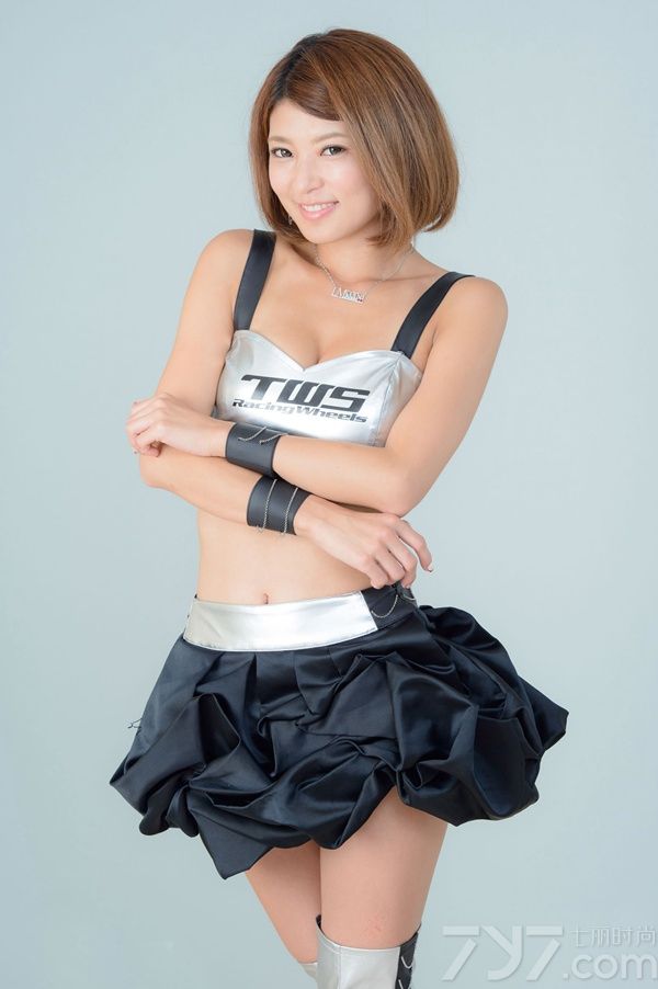 在宅男心中，日本美女一直占据着重要的位置，下面为大家分享一组超诱惑的赛车制服美女写真图，甜美的长相，配上波波头，时尚干练。身穿银黑制服，露出仙肩细腰与腿，搭配银色高筒靴，高挑诱人。