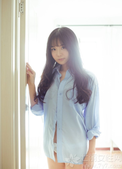 拥有清纯容颜的小女生，穿着男士衬衣，释放出一种欲拒还迎的迷人魅力，白皙肌肤以及性感长腿更是致命的焦点，乌黑靓丽的长发增加了几许清纯魅力，但被遮挡的内里装扮让人产生无限遐想，分享一组清纯小女友衬衣写真图片，看性感诱人美女的梦幻诱惑。