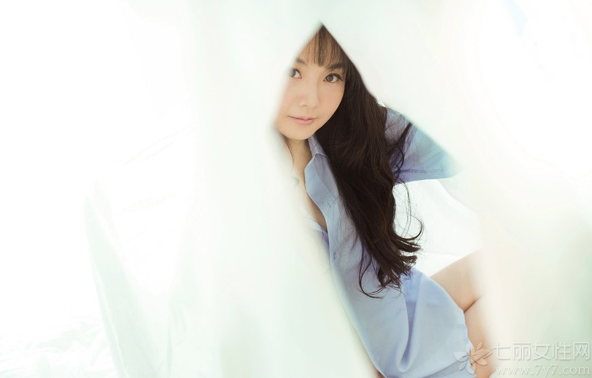 拥有清纯容颜的小女生，穿着男士衬衣，释放出一种欲拒还迎的迷人魅力，白皙肌肤以及性感长腿更是致命的焦点，乌黑靓丽的长发增加了几许清纯魅力，但被遮挡的内里装扮让人产生无限遐想，分享一组清纯小女友衬衣写真图片，看性感诱人美女的梦幻诱惑。