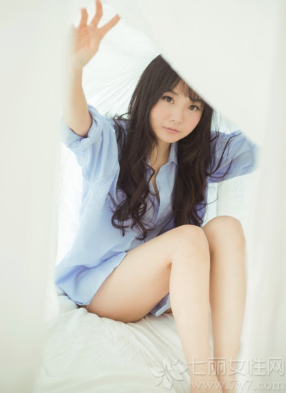 拥有清纯容颜的小女生，穿着男士衬衣，释放出一种欲拒还迎的迷人魅力，白皙肌肤以及性感长腿更是致命的焦点，乌黑靓丽的长发增加了几许清纯魅力，但被遮挡的内里装扮让人产生无限遐想，分享一组清纯小女友衬衣写真图片，看性感诱人美女的梦幻诱惑。