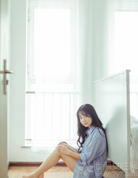 拥有清纯容颜的小女生，穿着男士衬衣，释放出一种欲拒还迎的迷人魅力，白皙肌肤以及性感长腿更是致命的焦点，乌黑靓丽的长发增加了几许清纯魅力，但被遮挡的内里装扮让人产生无限遐想，分享一组清纯小女友衬衣写真图片，看性感诱人美女的梦幻诱惑。