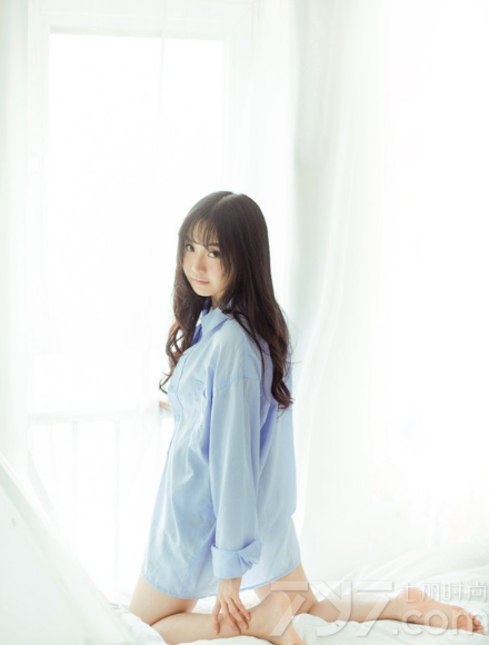 拥有清纯容颜的小女生，穿着男士衬衣，释放出一种欲拒还迎的迷人魅力，白皙肌肤以及性感长腿更是致命的焦点，乌黑靓丽的长发增加了几许清纯魅力，但被遮挡的内里装扮让人产生无限遐想，分享一组清纯小女友衬衣写真图片，看性感诱人美女的梦幻诱惑。