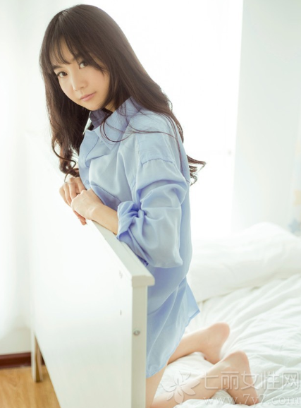 拥有清纯容颜的小女生，穿着男士衬衣，释放出一种欲拒还迎的迷人魅力，白皙肌肤以及性感长腿更是致命的焦点，乌黑靓丽的长发增加了几许清纯魅力，但被遮挡的内里装扮让人产生无限遐想，分享一组清纯小女友衬衣写真图片，看性感诱人美女的梦幻诱惑。