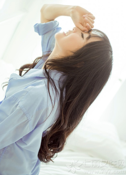 拥有清纯容颜的小女生，穿着男士衬衣，释放出一种欲拒还迎的迷人魅力，白皙肌肤以及性感长腿更是致命的焦点，乌黑靓丽的长发增加了几许清纯魅力，但被遮挡的内里装扮让人产生无限遐想，分享一组清纯小女友衬衣写真图片，看性感诱人美女的梦幻诱惑。