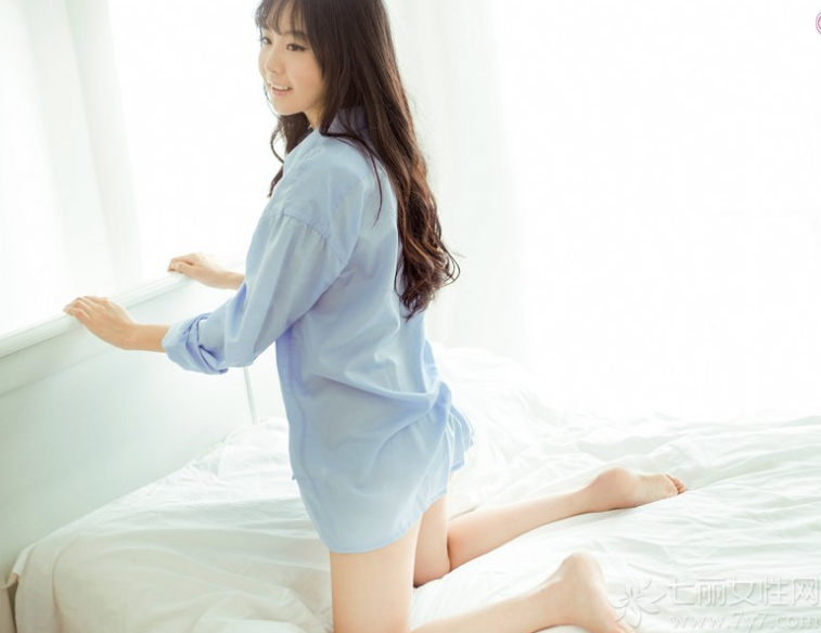 拥有清纯容颜的小女生，穿着男士衬衣，释放出一种欲拒还迎的迷人魅力，白皙肌肤以及性感长腿更是致命的焦点，乌黑靓丽的长发增加了几许清纯魅力，但被遮挡的内里装扮让人产生无限遐想，分享一组清纯小女友衬衣写真图片，看性感诱人美女的梦幻诱惑。