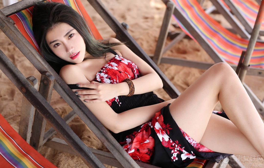 许诺sabrina，新生代美女模特，因漂亮的脸蛋与性感的身材受到广泛的关注。下面为大家带来她的最新私房写真，白皙粉嫩的肌肤，身穿波点比基尼，露出丰胸乳胸及修长美腿，足以秒杀路人。