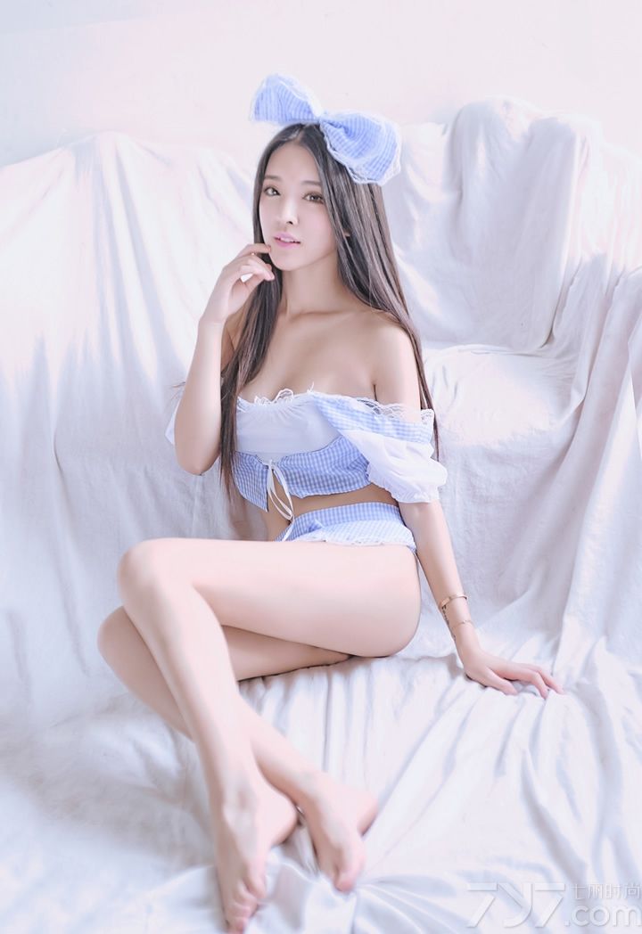 陈大榕,本名陈榕。微拍红人,在微拍视频软件因其大量有趣视频走红，被粉丝称为最“女神经”的女神。下面就一起来看看她的最新女仆装写真吧，蓝白色的女仆装露出迷人香肩美腿，清新又不失少女诱惑。