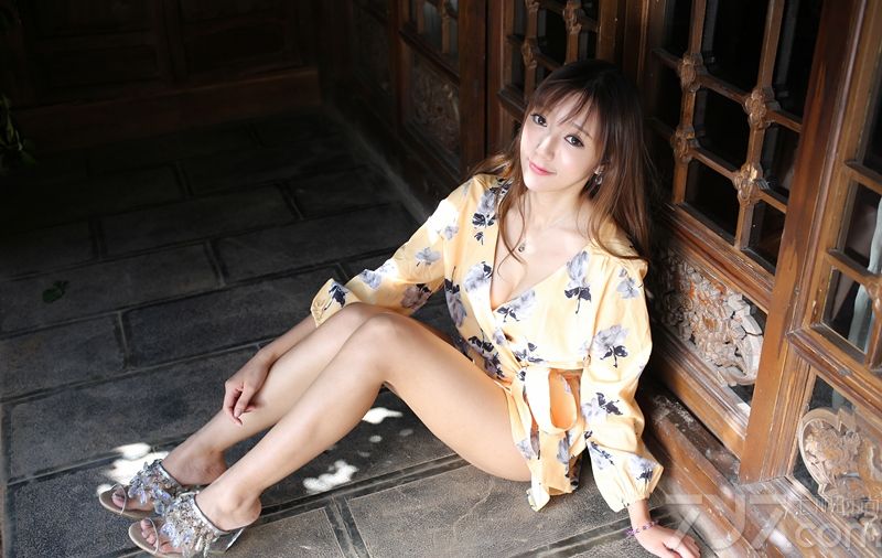 完美小情人王馨瑶的性感写真，浑身上下都散发出性感迷人气息，特别是在阳光的照射下更有致命魅力，白皙肌肤在比基尼的衬托下更为诱人。性感身姿以及傲人丰满美胸都是致命的焦点，下面一起来欣赏看看小情人王馨瑶比基尼写真吧，看性感美女的美胸图片太诱人。