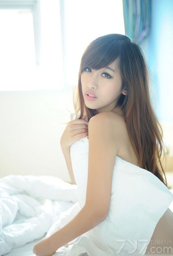 充满了清新迷人魅力的性感美女，在室内拍摄一组性感写真图片，大秀性感美背和白皙肌肤，让人止不住的遐想连连，妩媚咬唇的表情充满了致命的诱惑魅力，分享一组蕾丝清新美女的性感写真，看诱人美女的私房致命诱惑。