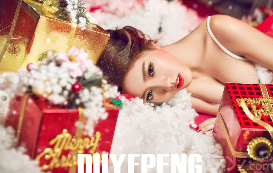 圣诞已过，但喜庆的余温还没有散去。下面就为大家分享一组超性感的圣诞美女私房写真，风情的长卷发，身穿红色吊带蕾丝装，白皙的丰胸与美大腿展现无疑，让宅男们看了心跳加速，血液沸腾。