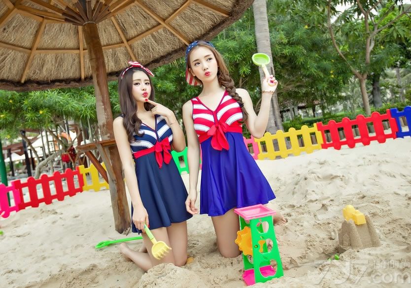 盛夏的阳光、沙滩、比基尼总是让人心情愉快。下面为大家分享一组超打眼的比基尼美女诱惑写真，青春靓丽的长相，身穿各种彩色的比基尼，在沙滩上大秀完美身姿，让人感受到盛夏的美好气息。