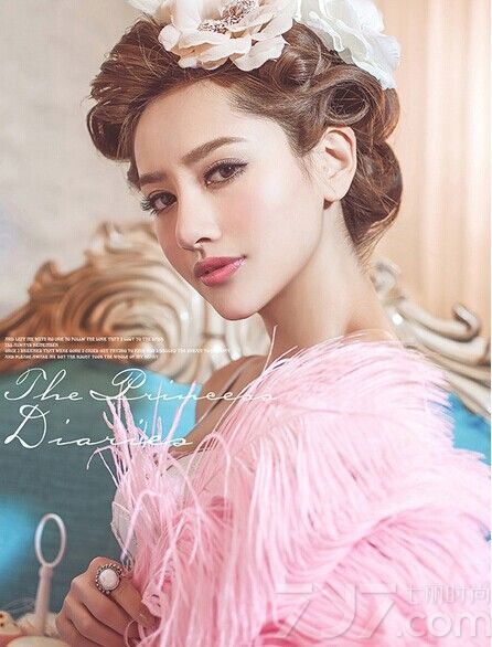 妩媚性感美女图片，粉色羽毛贴身露出模特姣好的身材，若隐若现的性感很是妩媚，蓝色的内衣，腿长穿着情趣白色丝袜，大长腿展露无遗，让宅男们眼睛发亮。