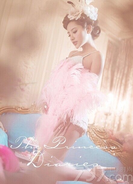 妩媚性感美女图片，粉色羽毛贴身露出模特姣好的身材，若隐若现的性感很是妩媚，蓝色的内衣，腿长穿着情趣白色丝袜，大长腿展露无遗，让宅男们眼睛发亮。