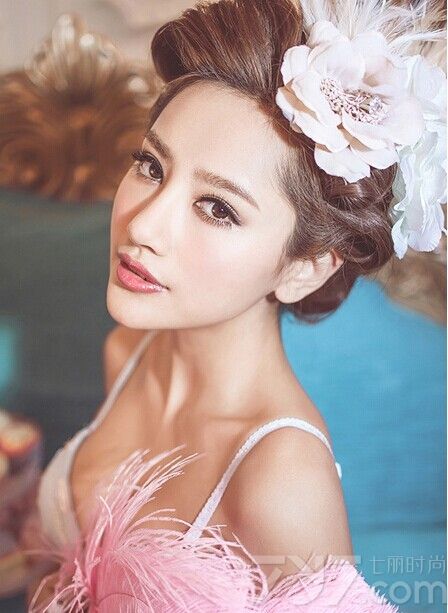 妩媚性感美女图片，粉色羽毛贴身露出模特姣好的身材，若隐若现的性感很是妩媚，蓝色的内衣，腿长穿着情趣白色丝袜，大长腿展露无遗，让宅男们眼睛发亮。