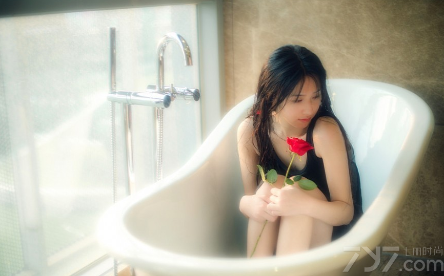 拥有一头乌黑长的清纯美女，同样也有性感诱人的一面，这组由长发美女在浴室中拍摄的湿身诱人写真，完美湿身后让性感身材完美展现，白皙肌肤在穿着黑色连衣裙，变得更为红润诱人，慵懒妩媚表情太有性感魅力，下面一起来看看吧。分享一组长发美女性感湿身写真，慵懒诱人图片太迷人致命。