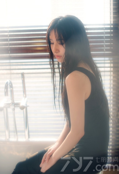 拥有一头乌黑长的清纯美女，同样也有性感诱人的一面，这组由长发美女在浴室中拍摄的湿身诱人写真，完美湿身后让性感身材完美展现，白皙肌肤在穿着黑色连衣裙，变得更为红润诱人，慵懒妩媚表情太有性感魅力，下面一起来看看吧。分享一组长发美女性感湿身写真，慵懒诱人图片太迷人致命。