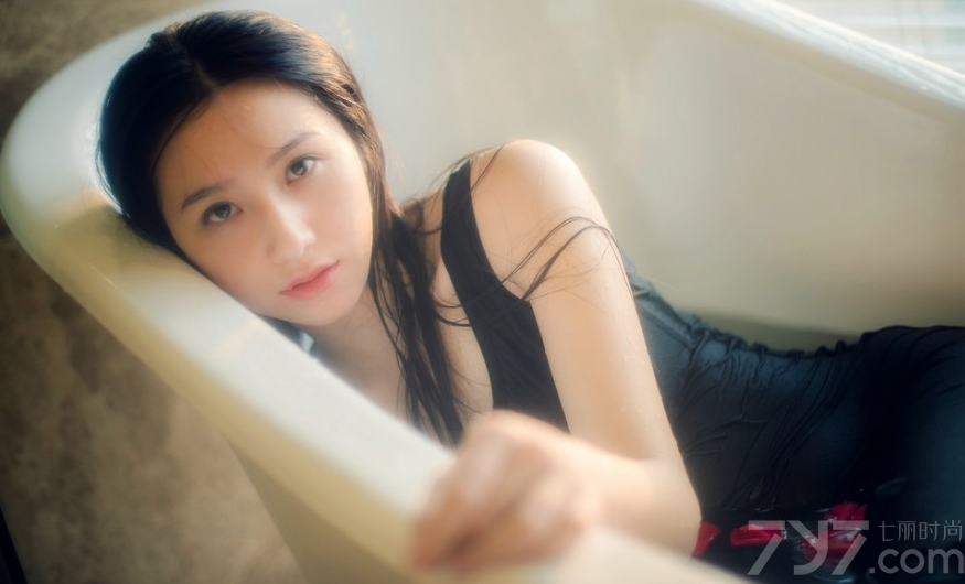 拥有一头乌黑长的清纯美女，同样也有性感诱人的一面，这组由长发美女在浴室中拍摄的湿身诱人写真，完美湿身后让性感身材完美展现，白皙肌肤在穿着黑色连衣裙，变得更为红润诱人，慵懒妩媚表情太有性感魅力，下面一起来看看吧。分享一组长发美女性感湿身写真，慵懒诱人图片太迷人致命。