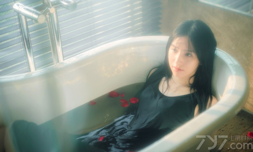 拥有一头乌黑长的清纯美女，同样也有性感诱人的一面，这组由长发美女在浴室中拍摄的湿身诱人写真，完美湿身后让性感身材完美展现，白皙肌肤在穿着黑色连衣裙，变得更为红润诱人，慵懒妩媚表情太有性感魅力，下面一起来看看吧。分享一组长发美女性感湿身写真，慵懒诱人图片太迷人致命。