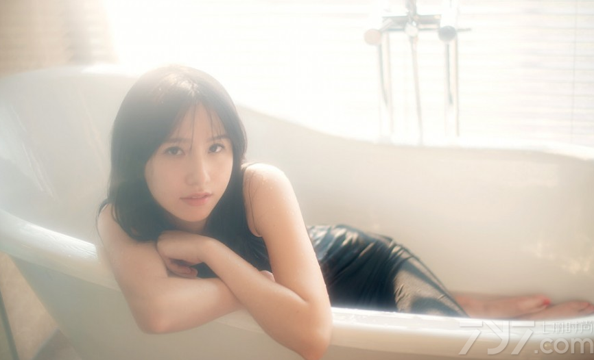 拥有一头乌黑长的清纯美女，同样也有性感诱人的一面，这组由长发美女在浴室中拍摄的湿身诱人写真，完美湿身后让性感身材完美展现，白皙肌肤在穿着黑色连衣裙，变得更为红润诱人，慵懒妩媚表情太有性感魅力，下面一起来看看吧。分享一组长发美女性感湿身写真，慵懒诱人图片太迷人致命。